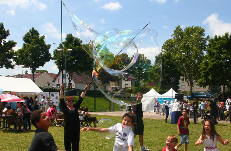 Animations originales avec un sculpteur de bulles de savon géantes au service de l'évènementiel sur Paris, en  France et sur toute l'Europe