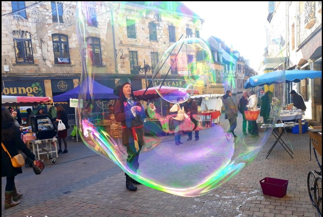 Fred Bulleur / Bubble Creator : Spectacles de rue - Animation de rue - Déambulation bulles géantes, grandes illusions, dragons, ... Spectacle de bulles de savon géantes - Animations originales avec un sculpteur de bulles de savon géantes - Bubble creator.  Spectacle bulles de savon ♦ spectacle de rue ♦ animations de rue ♦ artiste bulles de savon géantes ♦ bulle de savon géante ♦ bulle géante
