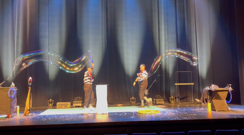 Les Funam'bulles - Spectacle pour enfants avec des bulles de savon géantes - spectacle de noel - spectacle de fin d'année - spectacle enfants