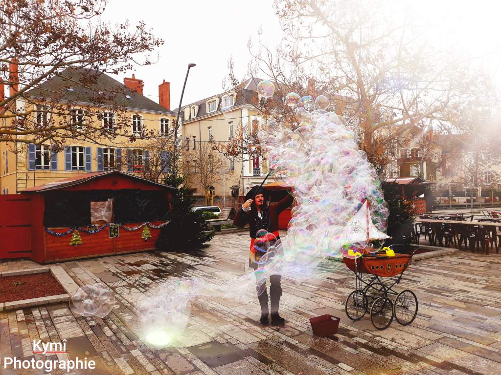 Animation de rue - Spectacle de rue avec notre pirate des bulles